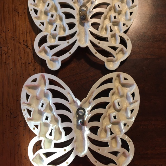 Home Interiors “Wicker-styled” white plastic wall art set includes 2 Butterflies - Picture 10 of 11